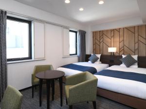Postel nebo postele na pokoji v ubytování HOTEL MYSTAYS Atsugi