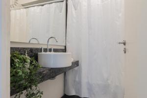 Et badeværelse på Fliphaus Ravignani 2200 'B' - 3 Bd Vintage Palermo + 13 billeder