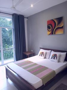 Postel nebo postele na pokoji v ubytování kandy hill villa