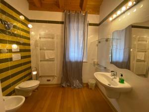 阿爾傑尼奧的住宿－Luxury Penthouse with Big Terrace，浴室配有2个盥洗盆、卫生间和淋浴。