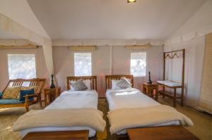 Nayalap - Rural Himalayan Glamping客房内的一张或多张床位