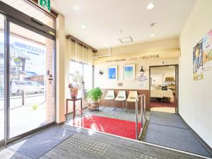 uma porta aberta para um restaurante com tapete vermelho em Okasan Hotel - Vacation STAY 77675v em Ogaki