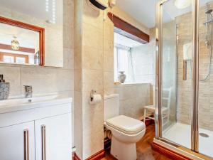 Ένα μπάνιο στο 1 Bed in Polperro COUVW +12 φωτογραφίες
