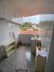 kuchnia z blatem, umywalką i oknem w obiekcie Casa de dois quartos para 6 pessoas-Casa das Flores w mieście Ouro Preto