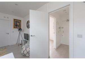Una habitación blanca con un espejo y una puerta. en Splendid and Comfy 1 bedroom apartment, en Londres
