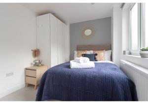 Un dormitorio con una cama con una manta azul. en Splendid and Comfy 1 bedroom apartment, en Londres 28 fotos más