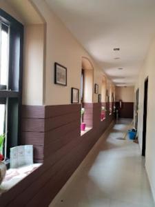 korytarz szpitala z długim korytarzem w obiekcie Hotel Sri Arulmuthu Residency Madurai w mieście Maduraj