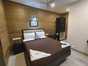 a bedroom with a large bed in a room at Hotel Sri Arulmuthu Residency Madurai in Madurai