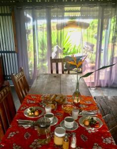 einen Tisch mit Teller mit Lebensmitteln darüber in der Unterkunft L'Arche in Rodrigues Island