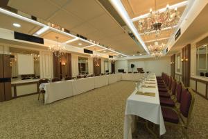 une grande salle de banquet avec des tables et des chaises dans l'établissement Nadir Business Hotel, à Karaman