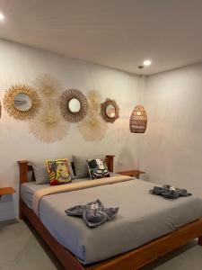 All At Sea Beach Resort في بان تاي: غرفة نوم مع سرير مع مرايا على الحائط
