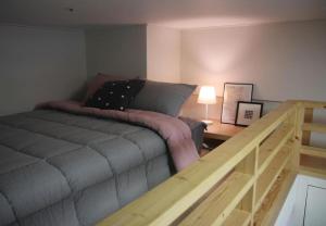 Säng eller sängar i ett rum på LAKE VIEW LOFT JAMSIL
