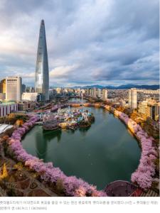 a view of a city with a river with flowers at LAKE VIEW LOFT JAMSIL in Seoul