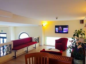Televízia a/alebo spoločenská miestnosť v ubytovaní Hotel Katy