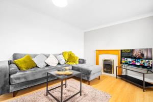 - un salon avec un canapé et une table dans l'établissement Comfy 2 bed Apart /free parking/sleeps 4- Oldbury, à Oldbury