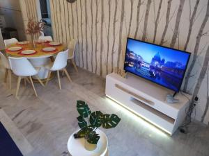 Televízia a/alebo spoločenská miestnosť v ubytovaní BENALMAR PLAYA
