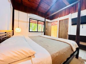 a bedroom with a large bed in a room at Perro Loco Villas in Paraíso