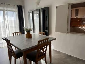 - une salle à manger avec une table et des chaises en bois dans l'établissement Apartment in Swieqi with communal pool, à Tal-Għoqod