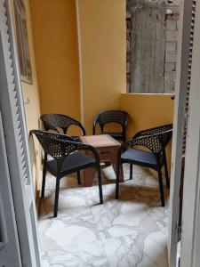 een groep stoelen en een tafel in een kamer bij Swan Nest in Alexandrië