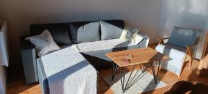 - un salon avec un canapé et deux chaises dans l'établissement Zlatni Hrast, à Pale