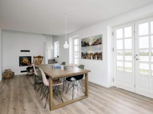 uma sala de jantar com uma mesa de madeira e cadeiras em Holiday home Bogense XXVI em Bogense