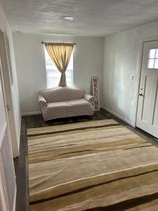 1 dormitorio con cama y ventana en Near Red Mountain park en Mesa