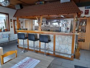cocina con barra con sillas y barra en Harzland, en Drübeck