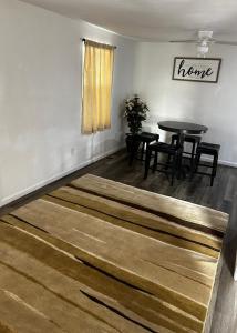 um quarto com uma mesa e um tapete grande em Near Red Mountain park em Mesa