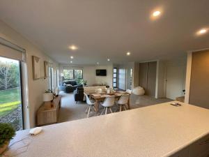 een keuken en een woonkamer met een tafel en stoelen bij Self Contained Villa in Hawley Beach