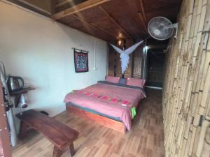 En eller flere senge i et værelse på Zoni Home Trạm Tấu