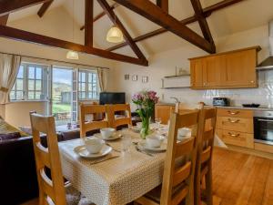 cocina y comedor con mesa y sillas en 3 Bed in Nantgaredig 56410 en Llanfynydd