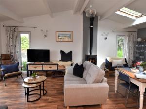 sala de estar con sofá y chimenea en 2 Bed in Leominster 78637, en Stoke Prior