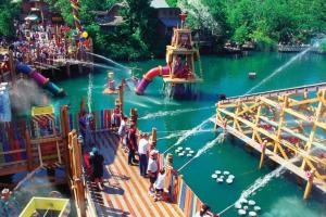 Аквапарк на территории дома для отпуска или поблизости