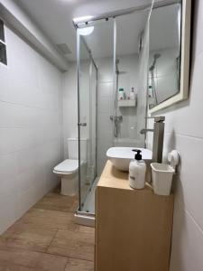 La salle de bains est pourvue d'un lavabo et d'une douche en verre. dans l'établissement Apto. Rural Cielo. Al lado Torre, à Jérica