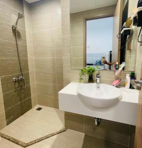 a bathroom with a sink and a shower at Căn hộ studio Vinhome grand park Quận 9 in Long Bình +11 photos