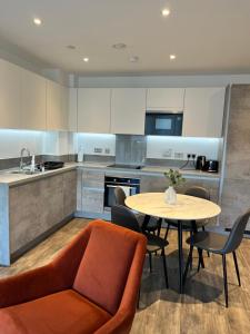One bedroom Apartment في باركينغ: مطبخ مع أريكة وطاولة وكراسي