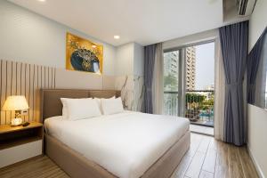 1 dormitorio con cama y ventana grande en Convinia Apartment en Ho Chi Minh