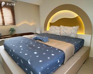 Postel nebo postele na pokoji v ubytování Miyabi koh larn & Lisaa koh larn