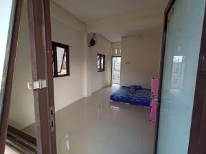 um quarto com uma cama no meio de um quarto em Kost Salsabila Cisauk em Kedemangan-wetan