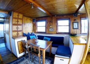 uma sala de jantar com uma mesa num vagão de comboio em Knysna Houseboat Myrtle em Knysna