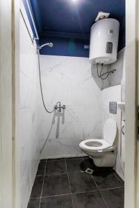 un piccolo bagno con servizi igienici e doccia di B4 XL Studio Saffron a Plovdiv