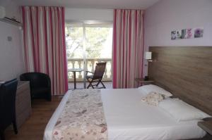 Postel nebo postele na pokoji v ubytování Logis Hotel Le Col De L'ange