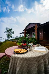 einen Tisch mit einem Teller Essen darüber in der Unterkunft Lifeline Villas - Miracle Villa 5bhk Valley View in Mahabaleshwar
