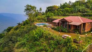 uma casa no lado de uma colina em Lifeline Villas - Miracle Villa 5bhk Valley View em Mahabaleshwar
