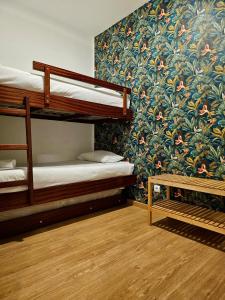 - une chambre avec 2 lits superposés et du papier peint floral dans l'établissement #056 Seaview with Private Park, AC, à Albufeira