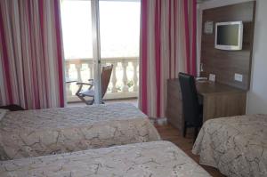Postel nebo postele na pokoji v ubytování Logis Hotel Le Col De L'ange
