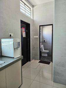 La salle de bains est pourvue d'un lavabo et de toilettes. dans l'établissement Air-home No 28 Simpang near Aulong Econsave, 3BR, 7pax, Netflix, à Simpang