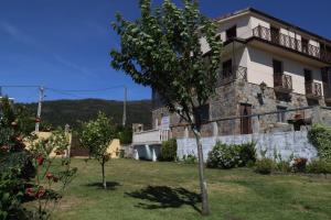 A garden outside Apartamentos Rurales de Abelleira