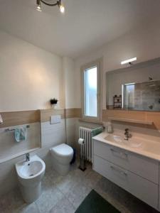 Affittacamere Il Cortile في كيارافاللي: حمام مع مرحاض ومغسلة ومرحاض