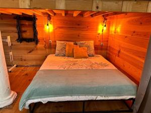 1 dormitorio con 1 cama en una habitación de madera en Appart. spacieux et lumineux 4 pers., en Morez